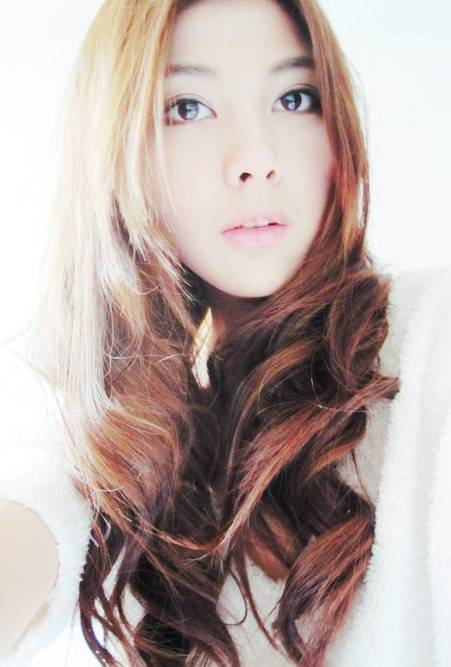 非主流恬静美女的个性自拍