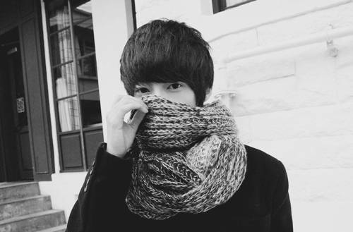 空间帅气男生侧颜背景大图