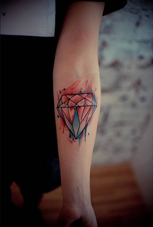 女生手臂彩绘钻石纹身图片