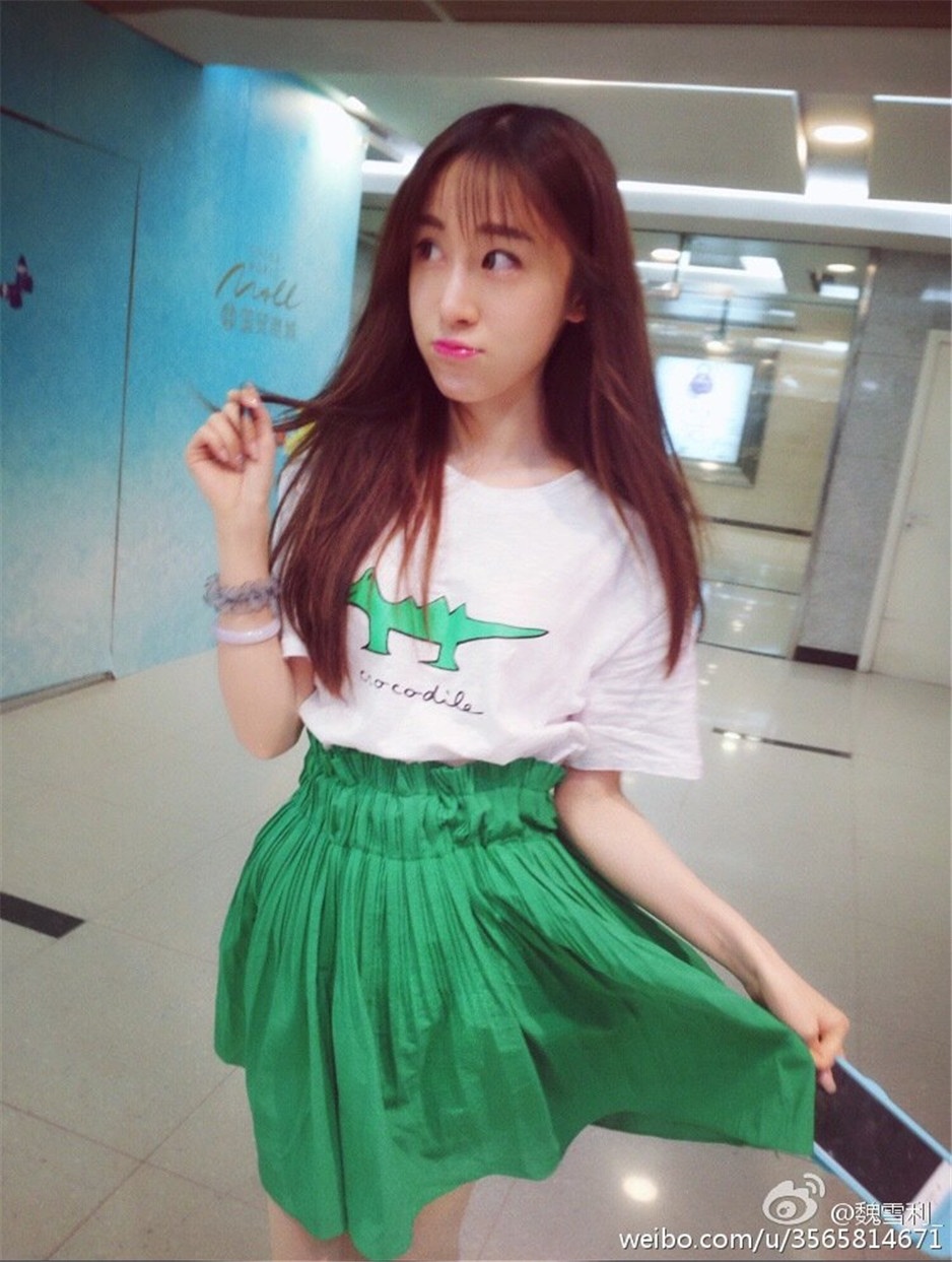 网络美女魏雪利微博晒生活照片