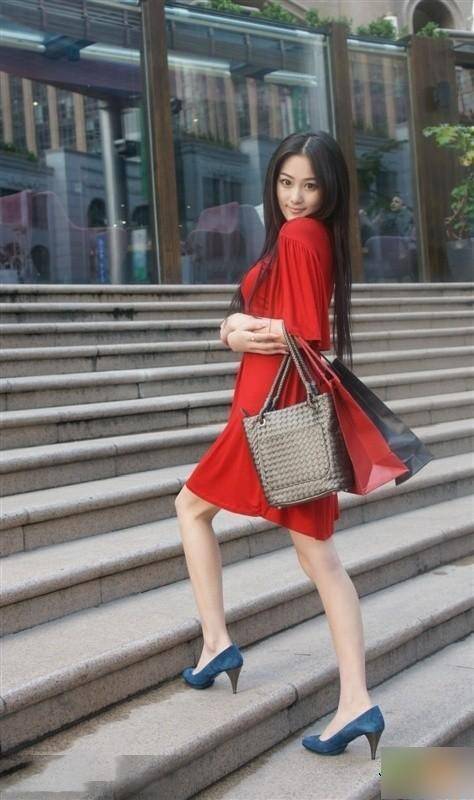 张馨予红色短裙靓丽街拍照