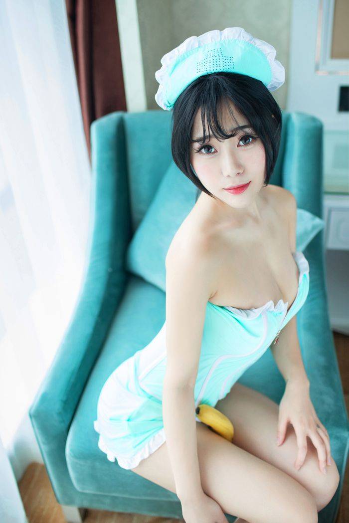 性感护士美眉兜豆靓吃香蕉私房写真套图
