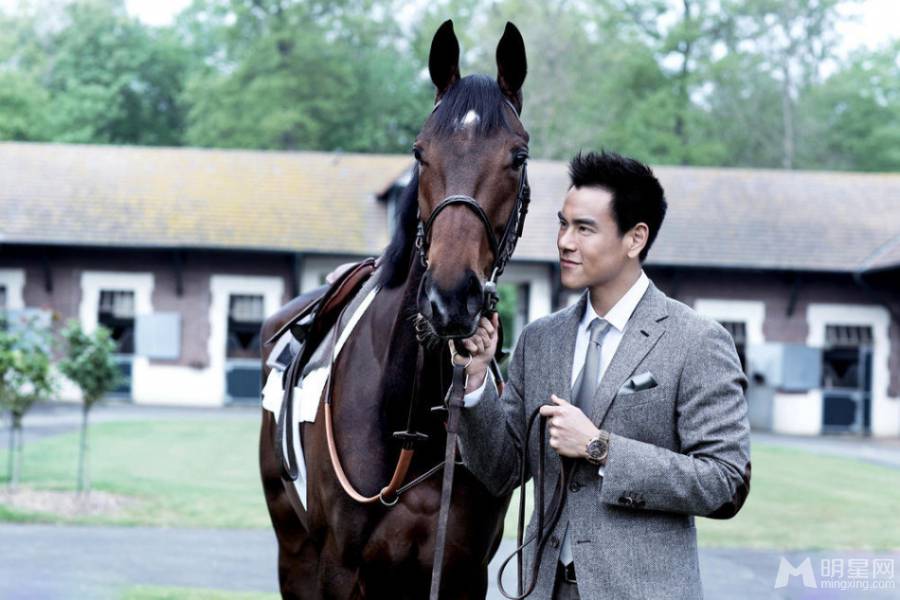 彭于晏展现成熟绅士范儿写真照