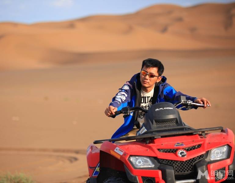 李晨沙漠摩托赛车酷帅形象写真