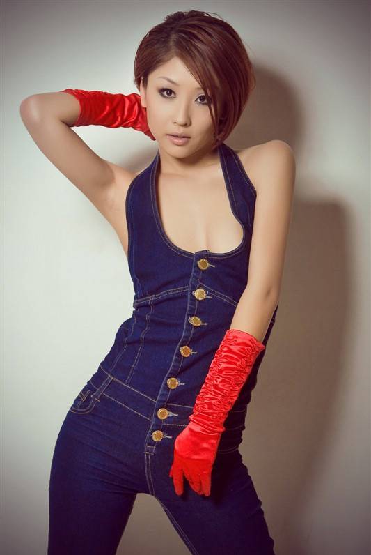 美女模特冯京京牛仔连体裤尽显休闲时尚