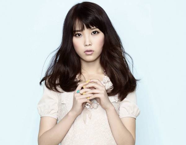 韩国女星李智恩演绎成熟小女人