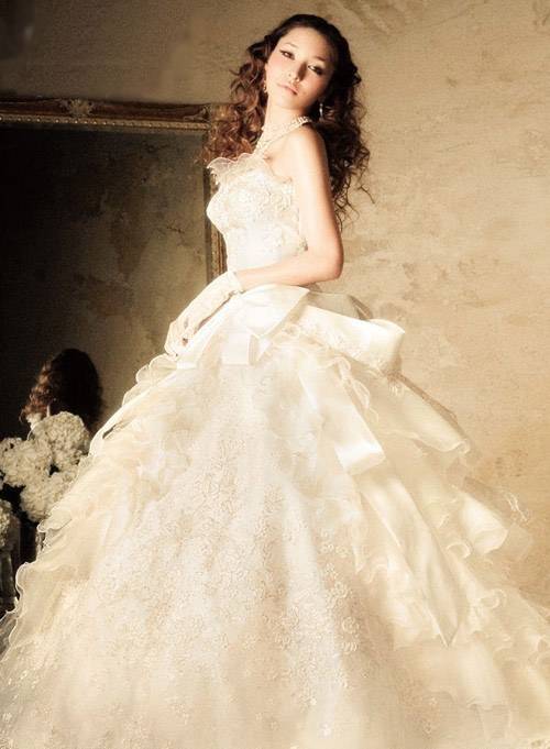 幸福满满的新娘淡雅简约婚纱美图