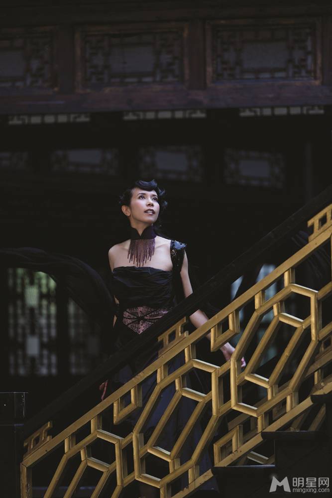 香港女歌手莫文蔚复古造型尽显女王范