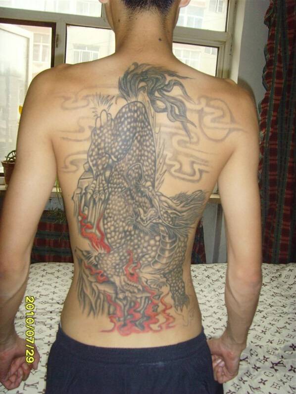 男人满背霸气龙纹身图片