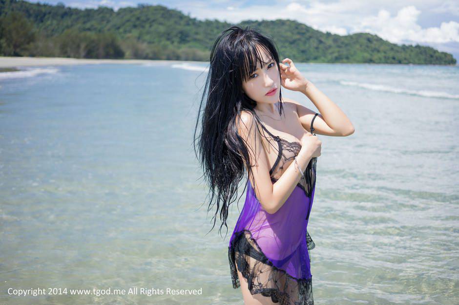 性感美女杨上萱夏日海边旅拍照