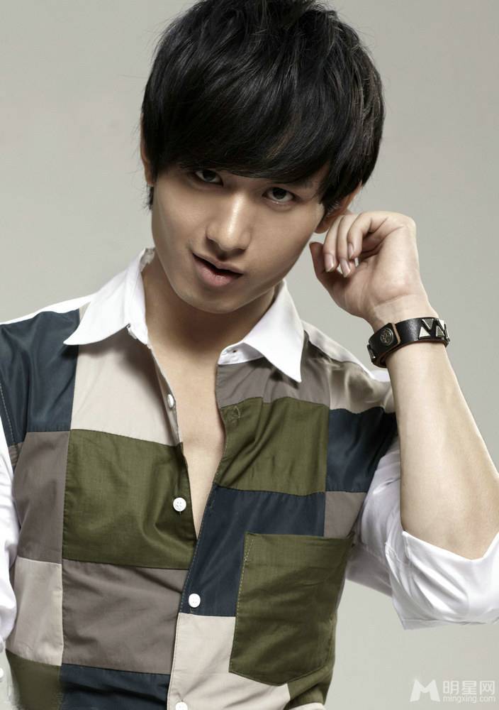 成毅尽显时尚潮男图片