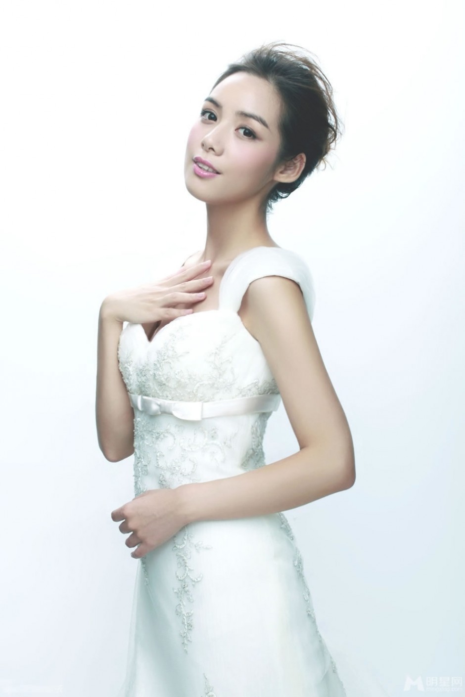 非常完美主持人陈怡新娘造型纯白写真