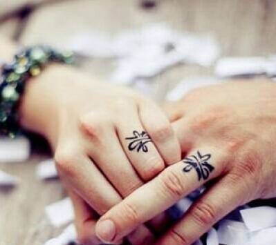 情侣定情手指戒指纹身图案
