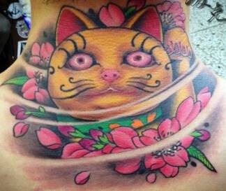 女生可爱小猫肩部图腾纹身