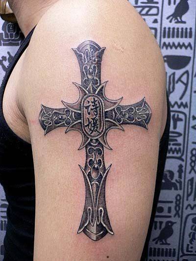 手臂霸气的十字架纹身图片