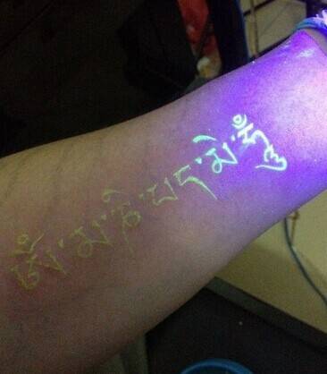 帅气个性的手臂荧光隐形梵文纹身图案