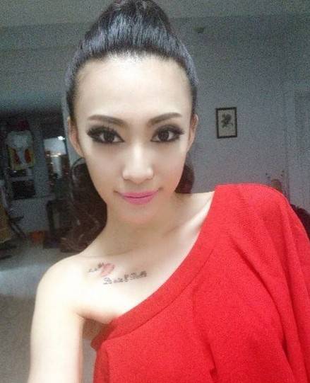 美女锁骨最性感简约纹身图片