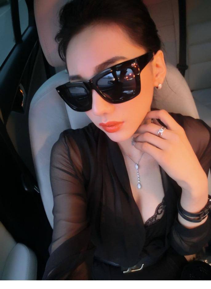 性感车模金美辛烈焰红唇迷人照