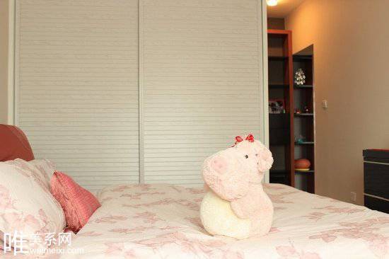 现代简约舒适二居室婚房室内装修效果图