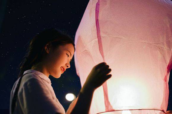 放飞心中的愿望 让其照亮心中的道路