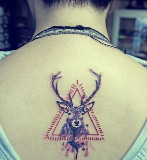 女生纹身小清新鹿图案吸引眼球