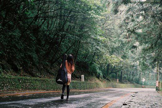 女生伤感淋雨相片