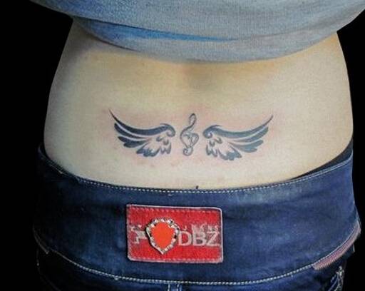 腰部天使之翼图腾纹身图片