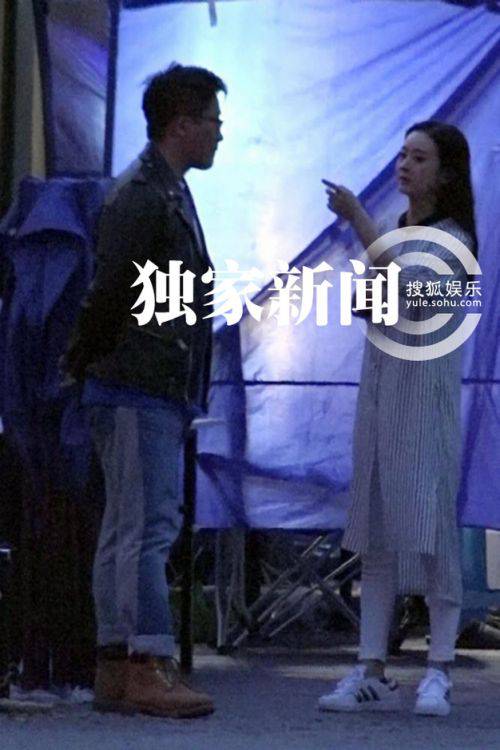 赵丽颖剧组满场飞 与导演热聊“画大饼”(6)