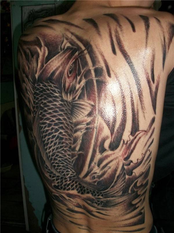 满背漂亮的鲤鱼纹身图片大全