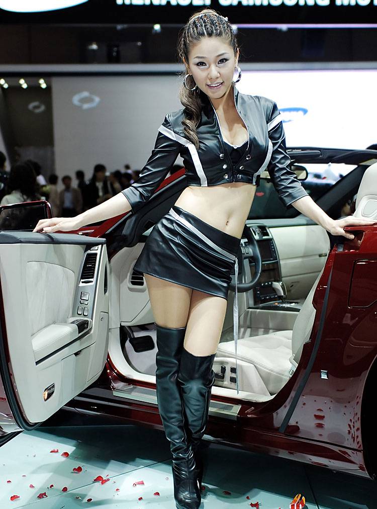 车展现场的韩国美女模特