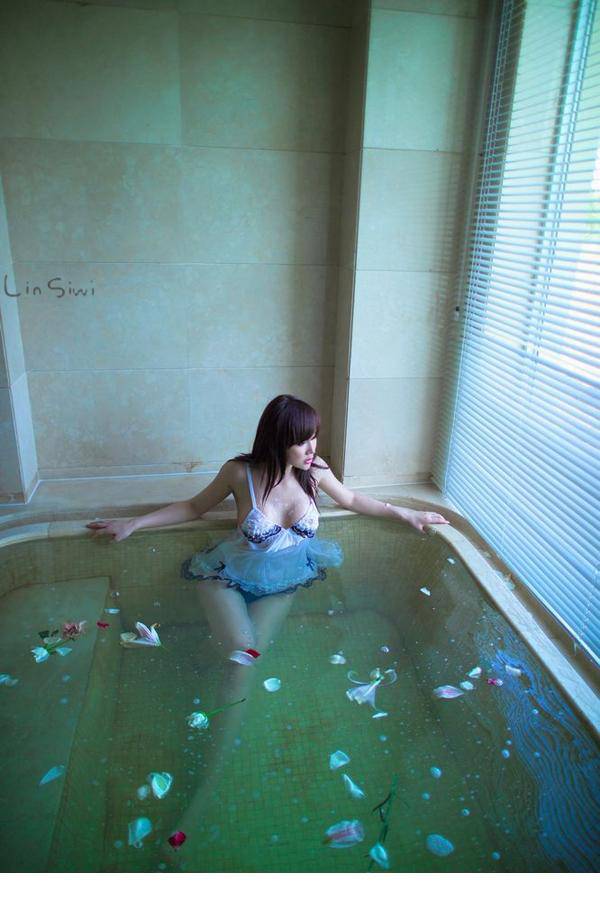 韩子萱雪白通透肌肤浴室湿身写真