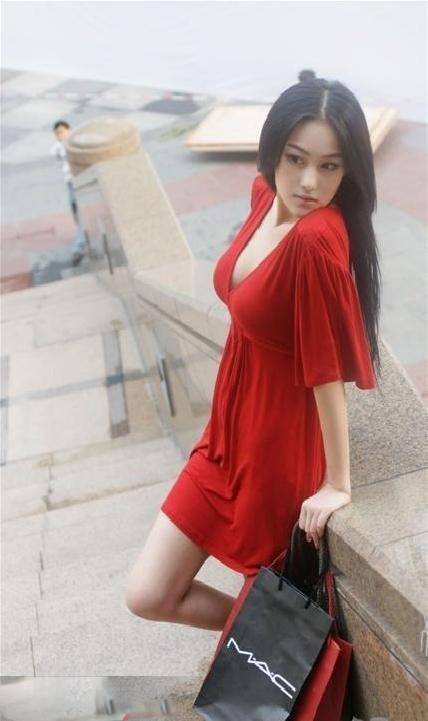 张馨予红色短裙靓丽街拍照