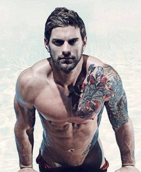 性感型男时尚彩绘纹身刺青