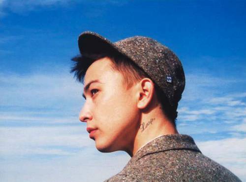 空间帅气男生侧颜背景大图