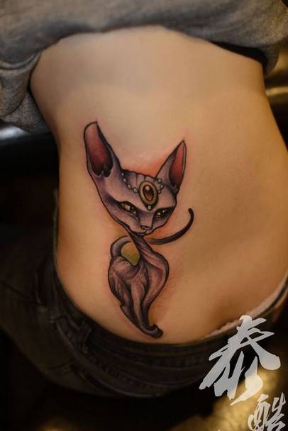 女人腰部动物纹身图片
