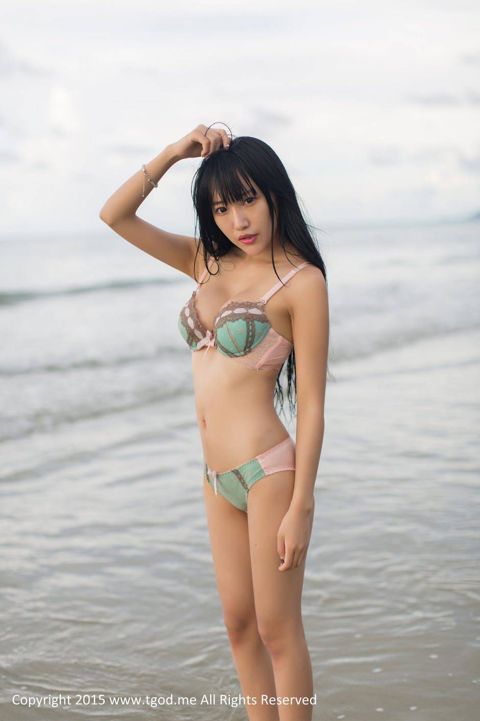 中国性感模特杨上萱大秀傲人身材