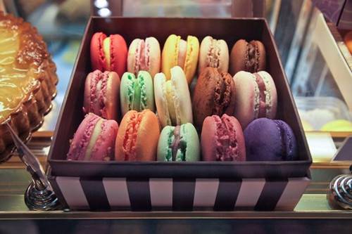 色彩斑斓的超萌甜点马卡龙图片