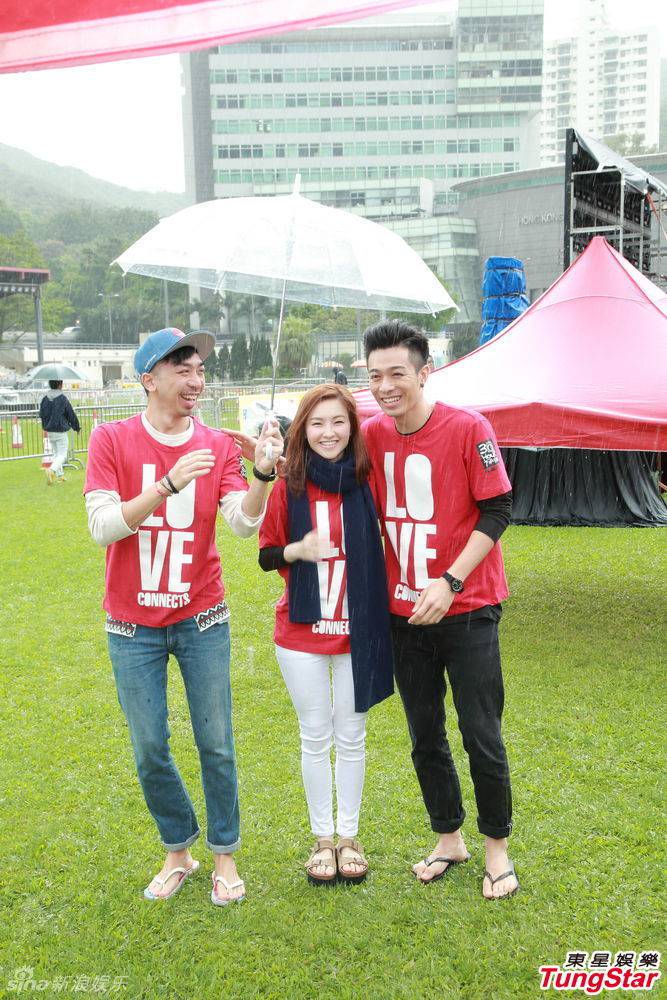 香港歌手周柏豪出席公益活动 一袭红衫爱心满满