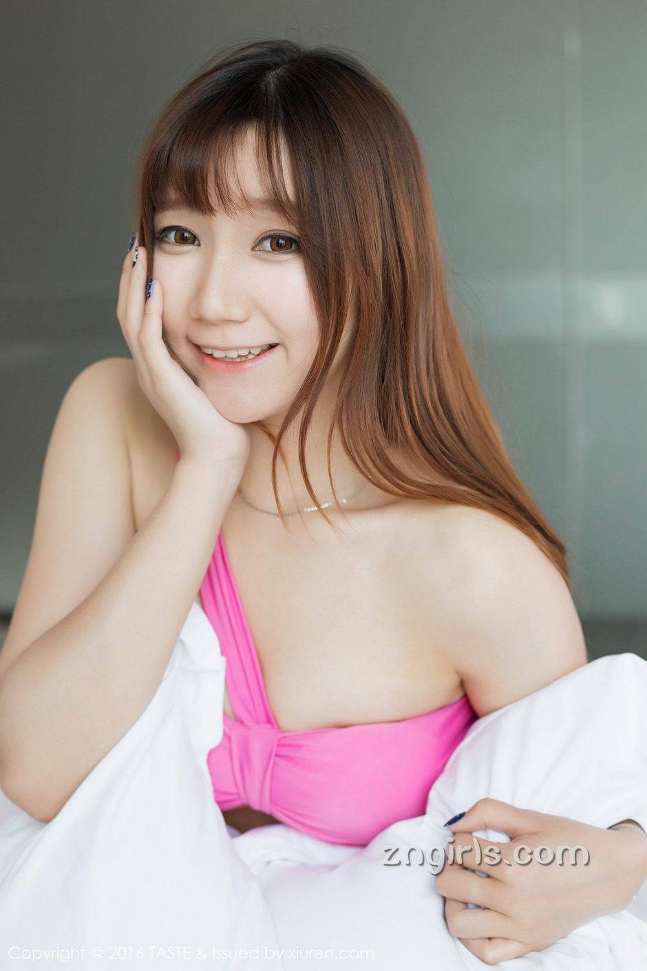 清新可爱妹子陈依迷人笑容秒杀宅男