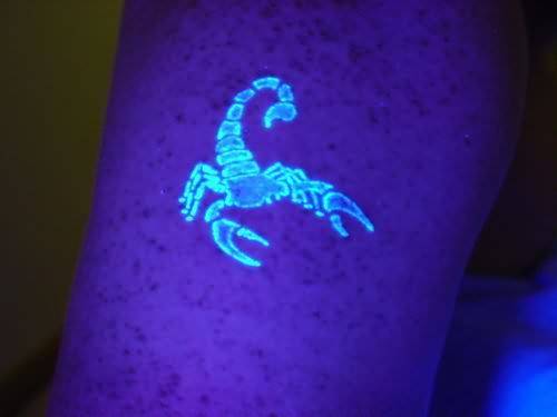 荧光蝎子纹身 创意的隐形纹身效果图