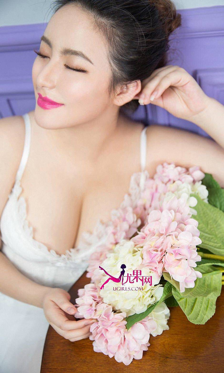Ugirls爱尤物依蔓的熟女诱惑唯美写真