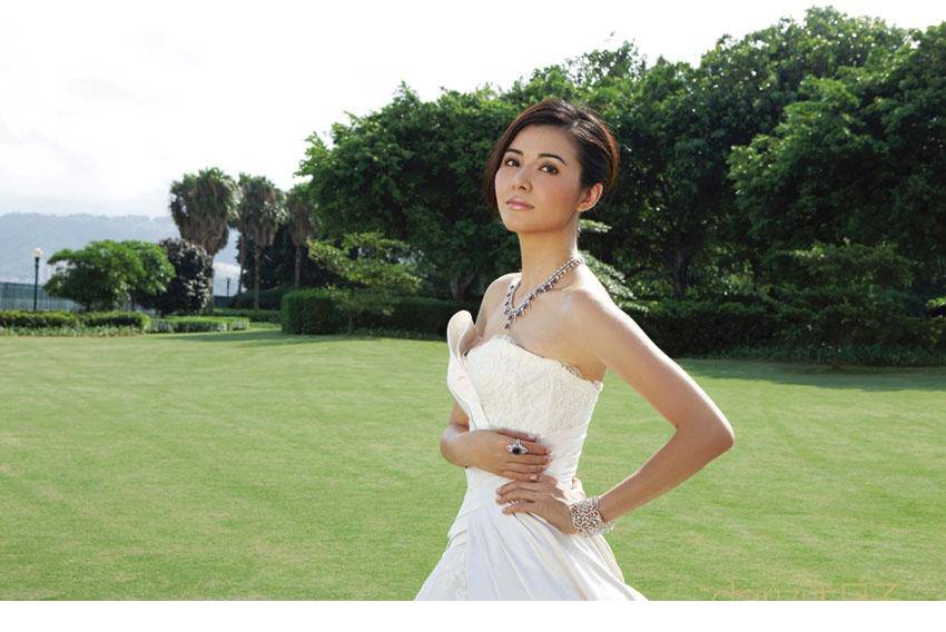 蒙嘉慧拍摄美丽高贵婚纱写真