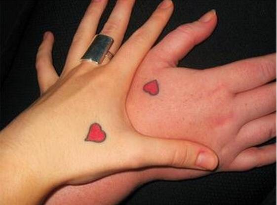 双手紧握唯美情侣纹身图案
