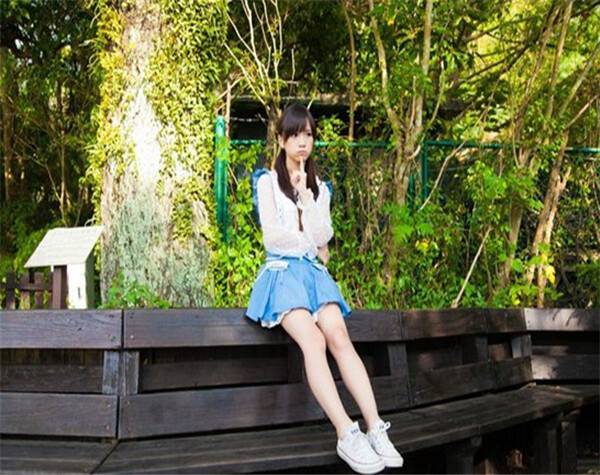 qq唯美可爱大学女生图片素材