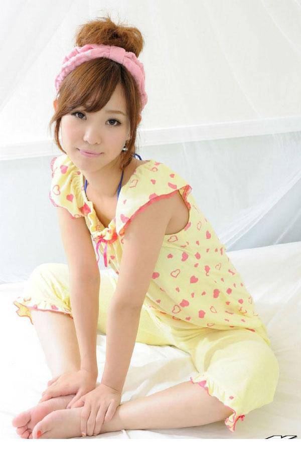 清新小美眉尽显性感迷人写真