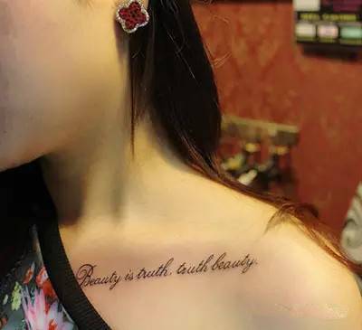 性感女生锁骨纹身英文字母图片