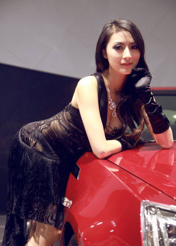 美女车模黑丝衣裙车展秀身姿