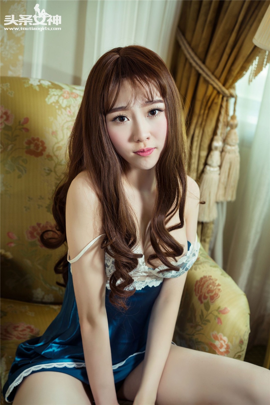 90后童颜美女李辰明月睡衣小短裙写真