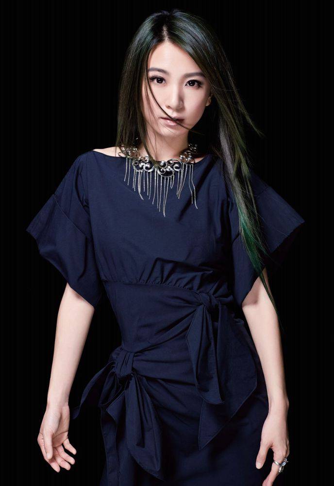 台湾女艺人田馥甄优雅大气时尚写真集