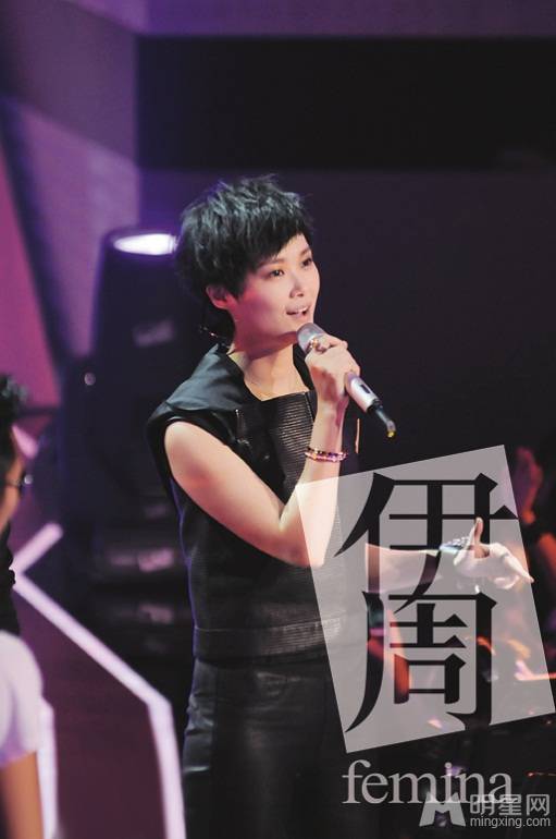 女歌手李宇春展现流行酷炫风格写真